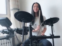 鼓手小姐姐表演,小姐姐的激情鼓点演绎